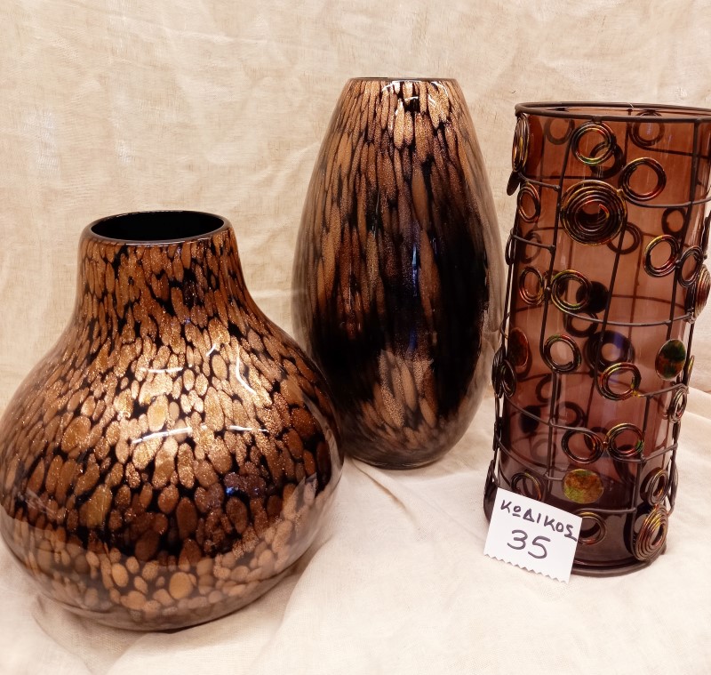 Γυάλινα βάζα σε ιριδίζον καφέ κηροπήγιο